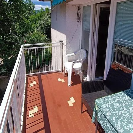 Luxury Ivone With Balcony And Garden Apartman