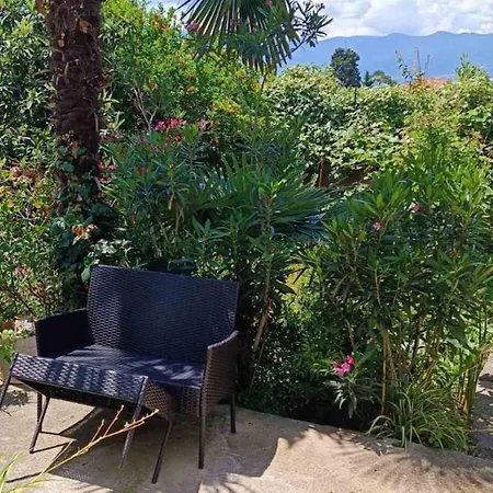 Luxury Ivone With Balcony And Garden Apartman