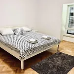 Daire Luxury Ivone With Balcony And Garden *