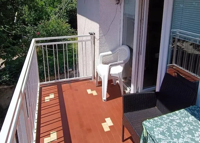 Luxury Ivone With Balcony And Garden Appartamento
