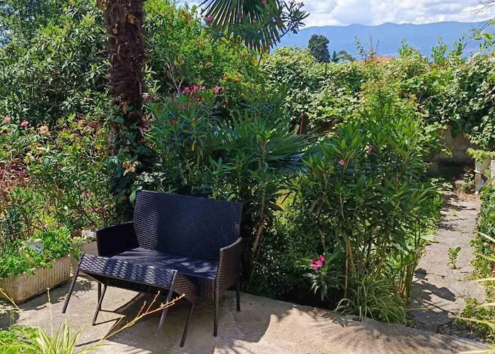 Luxury Ivone With Balcony And Garden Appartamento